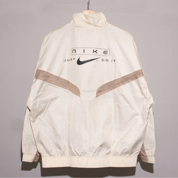 NIKE Women's Sportswear Street Loose Fit Woven Jacket - Picture 2 of 7